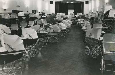 879246 Afbeelding van de grote zaal die in gebruik is als showruimte voor kinderwagens, in het concert- en ...